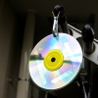 CDにステッカーを貼り付け