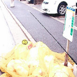 CDにステッカーを貼り付け、吊下げ