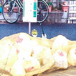 CDにステッカーを貼り付け、吊下げ