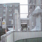 ペットボトルにステッカーを貼り付け、吊下げ