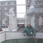 ペットボトルにステッカーを貼り付け、吊下げ