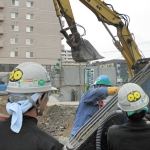 ヘルメットにステッカーを貼り付け