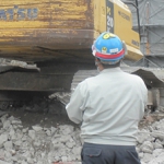 ヘルメットにステッカーを貼り付け