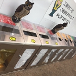 ゴミ箱の投入口にステッカーを貼り付け