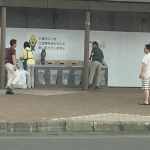 ゴミ箱の投入口にステッカーを貼り付け