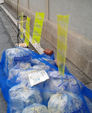 等間隔にテープを吊下げ