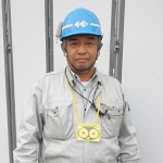 首からかけてぶら下げる