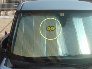 サンシェードにステッカーを貼り付け