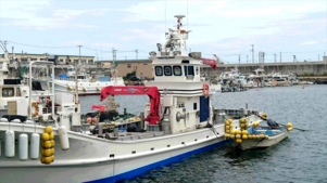 船のクレーンにステッカーを貼り付け