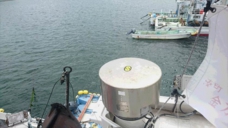 船のクレーンにステッカーを貼り付け